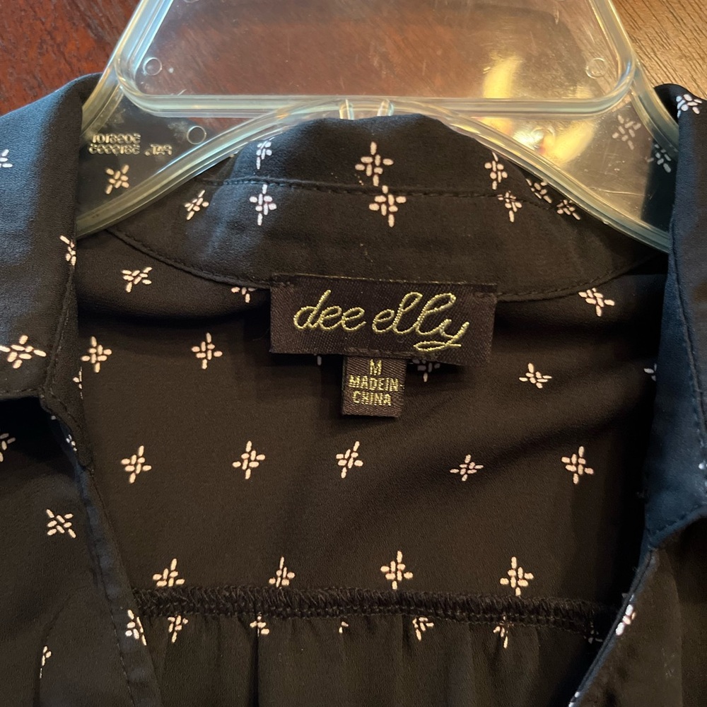 dee elly M, V open shirt style collar, black blouse - Picture 3 of 9